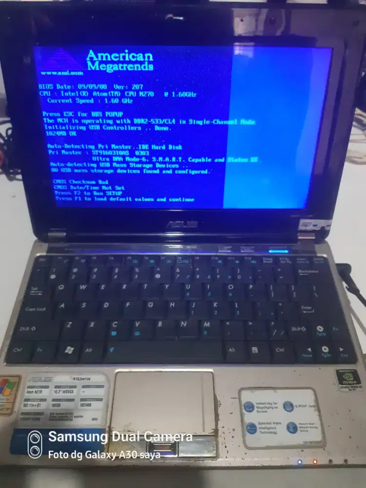 Netbook ASUS N10j + charger