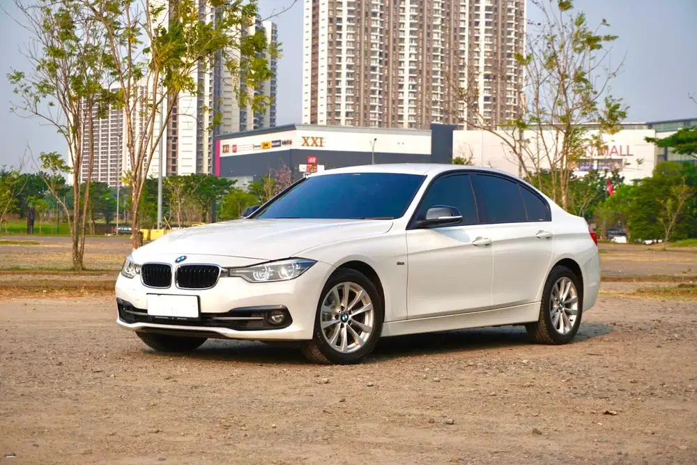 BMW 320i F30 Sport Line LCI 2016 Putih Low Odo Mulus Terawat Best Buy