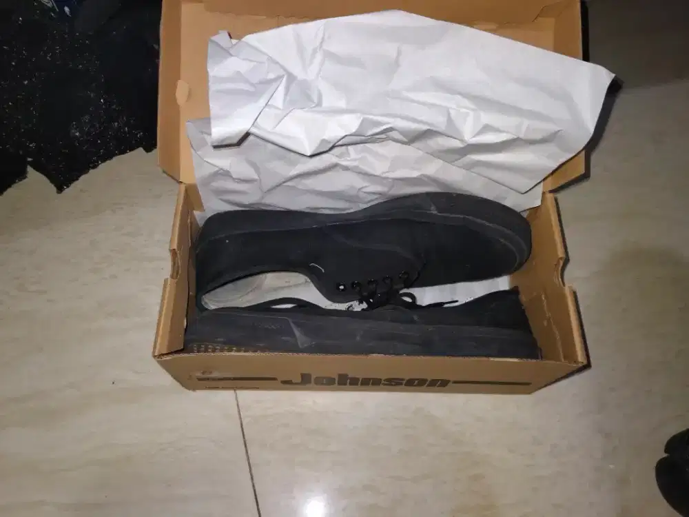 Sepatu hitam johnson