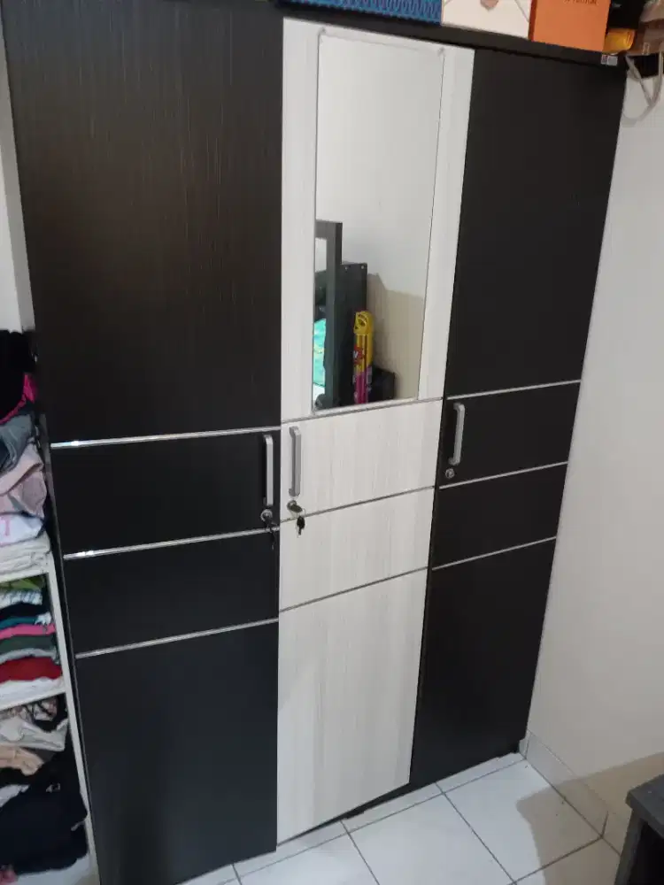 Lemari pakaian, Meja rias & etalase kaca .