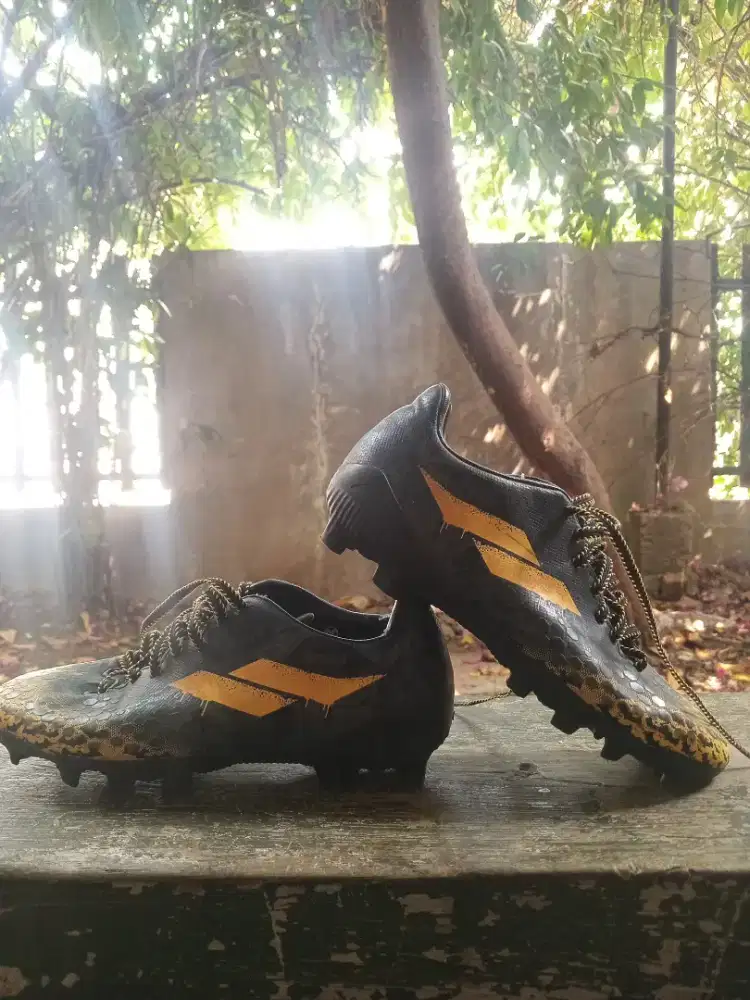 Sepatu bola anak