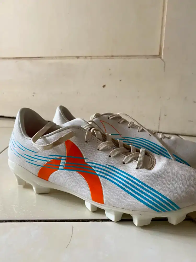 Sepatu futsal ortuseight