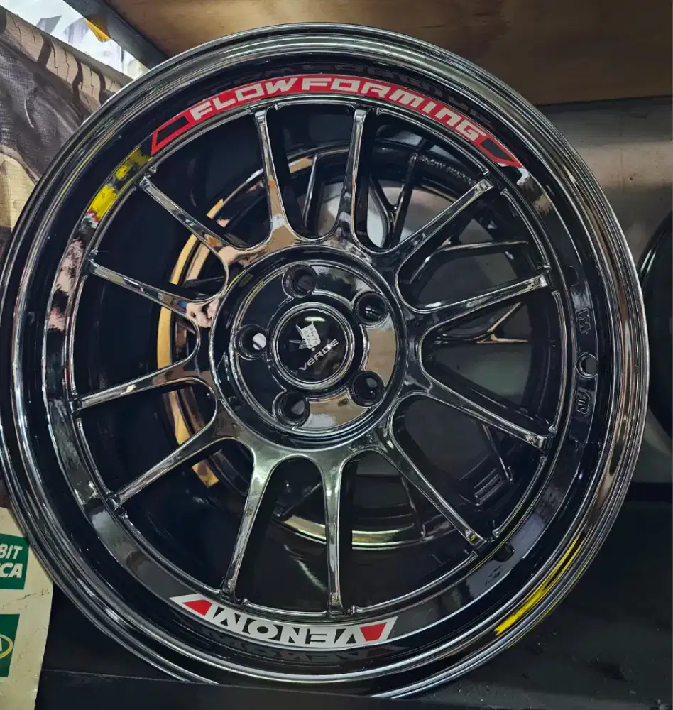 Velg Venom5 R18 PCD5x114.3 Black Chrome. Lebar 9 ET 22. Kondisi bagus