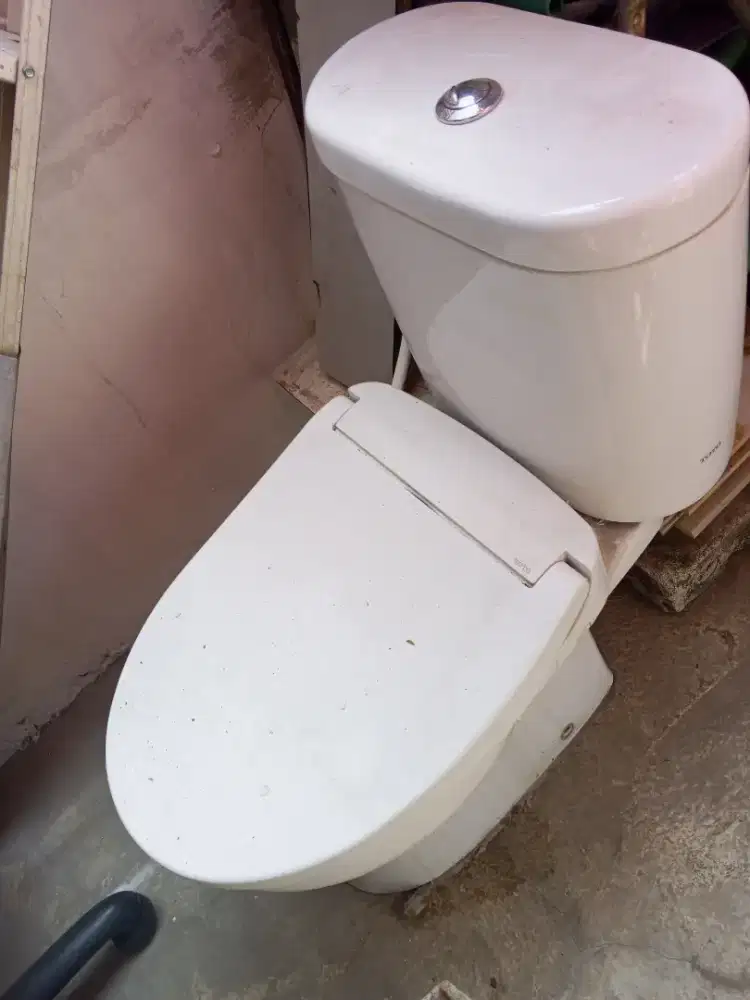 Kloset duduk & Washtafel merk TOTO