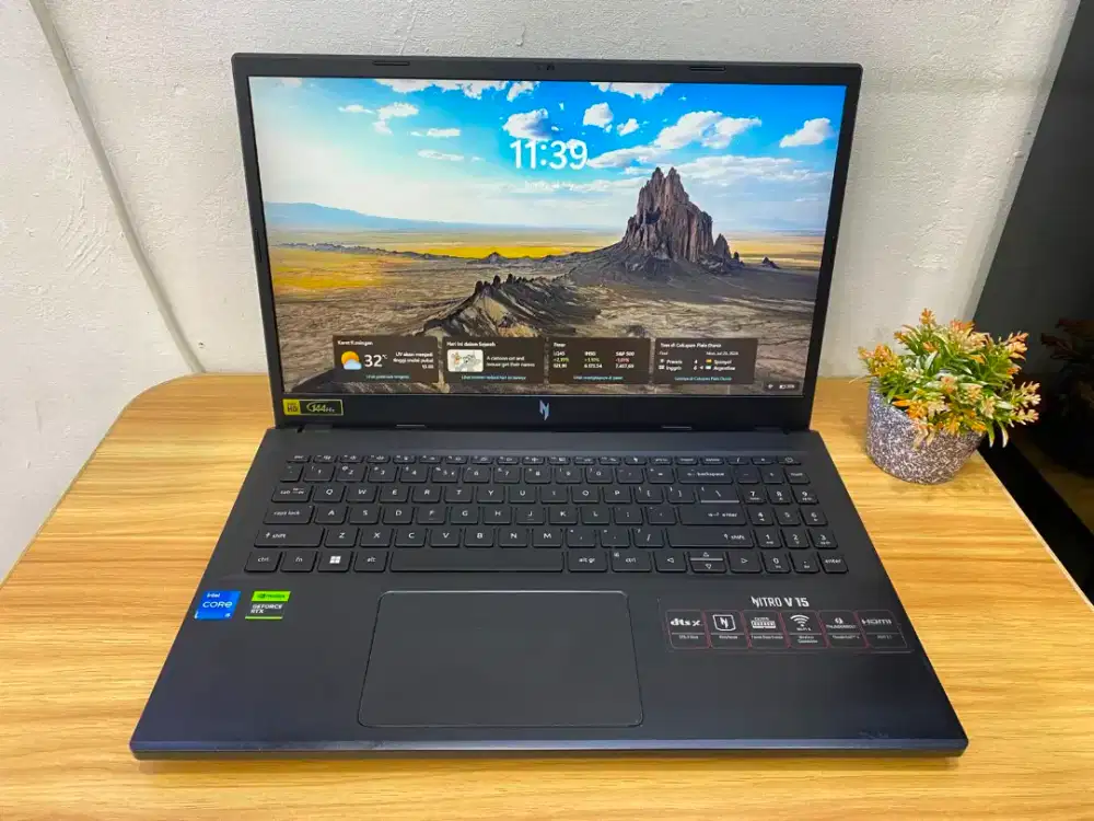 Acer Nitro V15 i5 13420H 
RAM 8GB/SSD 512GB, RTX 2050 4GB/15,6 FHD IPS