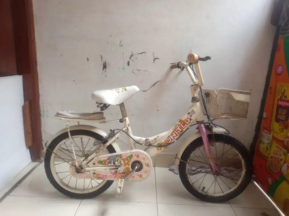 Sepeda anak perempuan merk united tom and jerry
