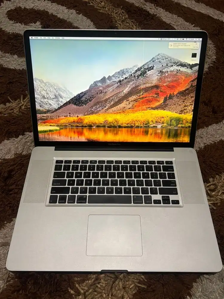 Macbook pro 17 inch i7 ssd ram 8 gb