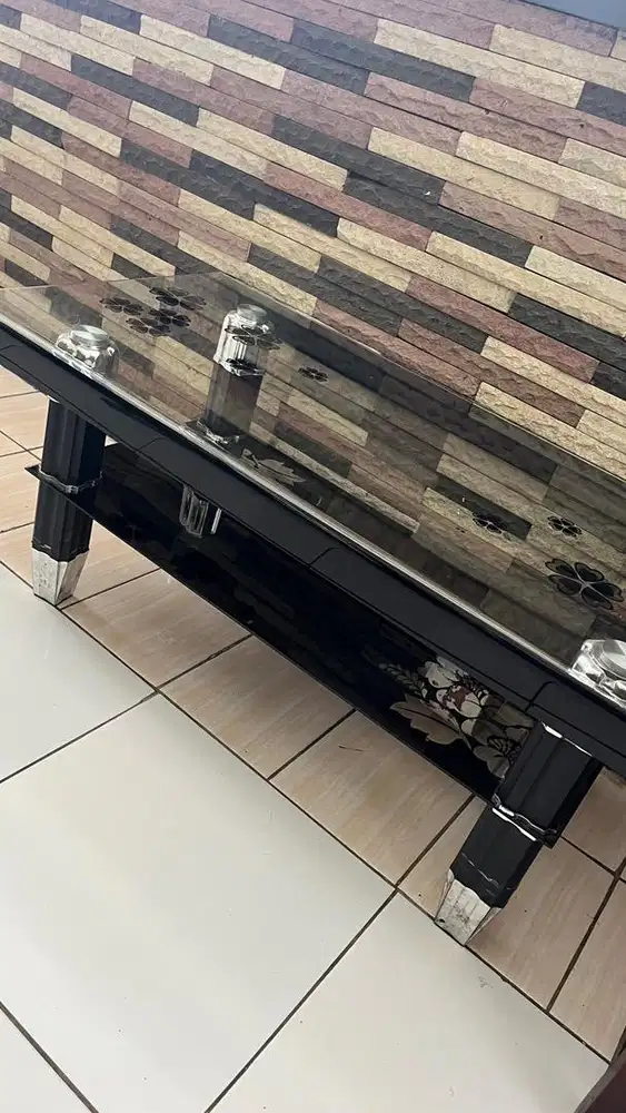 Meja kaca buat ruang tamu
