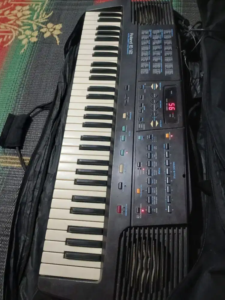 Keyboard Roland e12