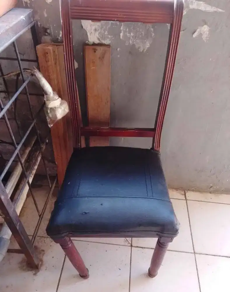 Bangku kayu tunggal