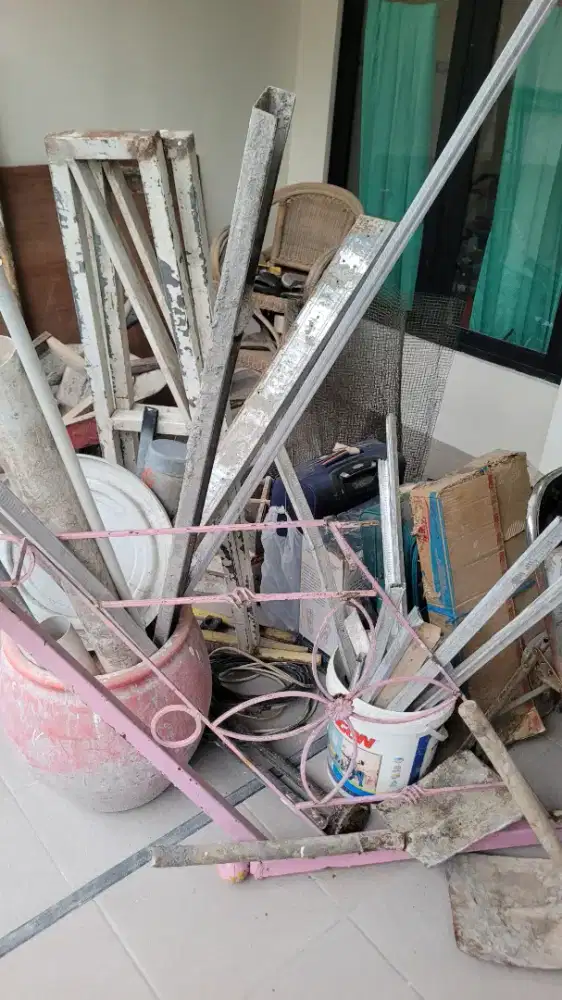 Di beli barang bekas suraaya