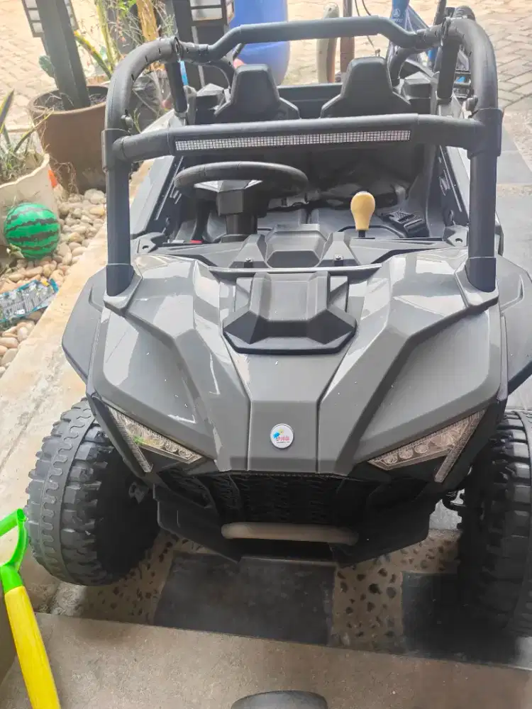 Mainan mobil remote anak