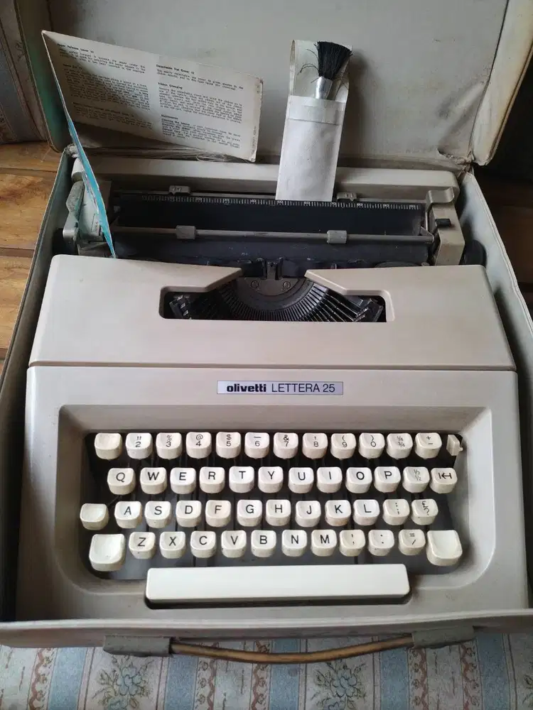 Mesin ketik Olivetti Lettera 25 bekas.