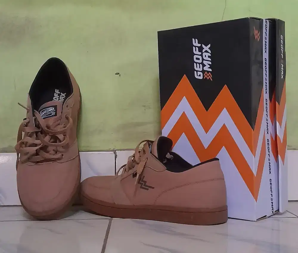 Sepatu merk GEOFF MAX size 43 (28 cm) warna Cream