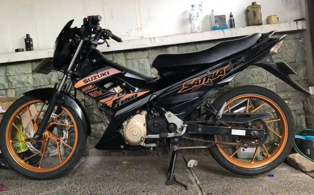 Satria fu150 scd2 tahun 2015 FL hitam