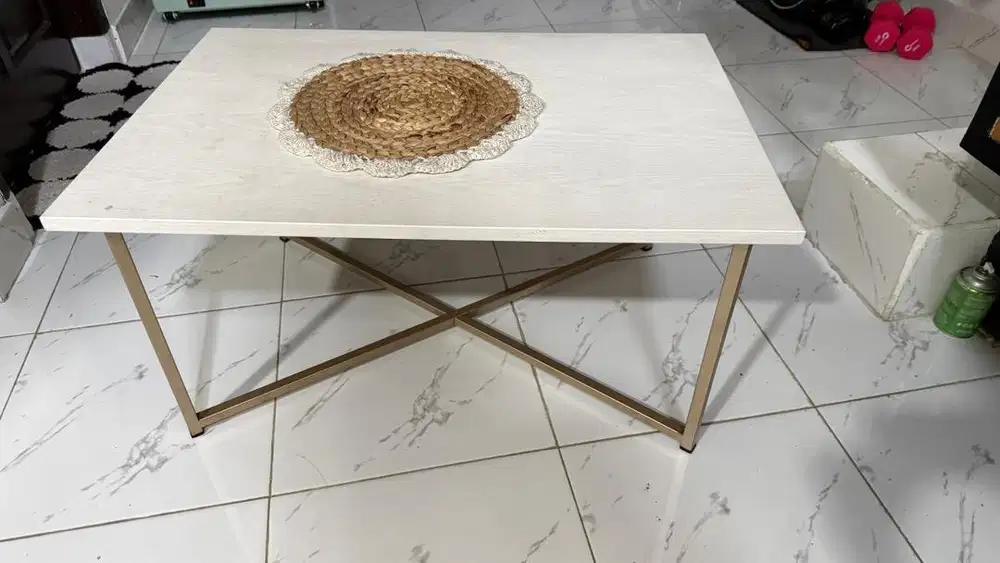 Meja tamu kaki besi kokoh