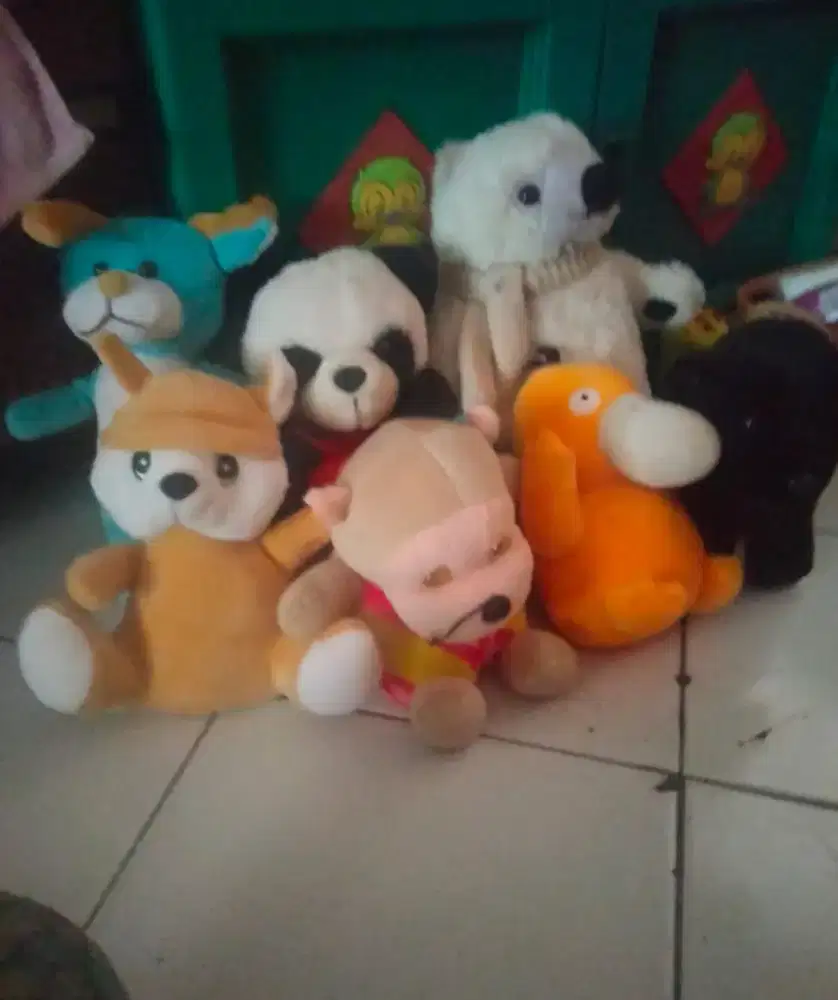 Boneka baru dapatnya nyapit
