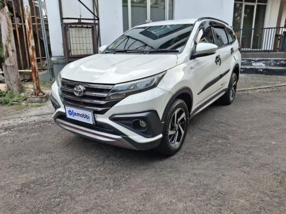 Pajak Panjang - Toyota Rush 1.5 TRD Sportivo Bensin AT 2018 Putih