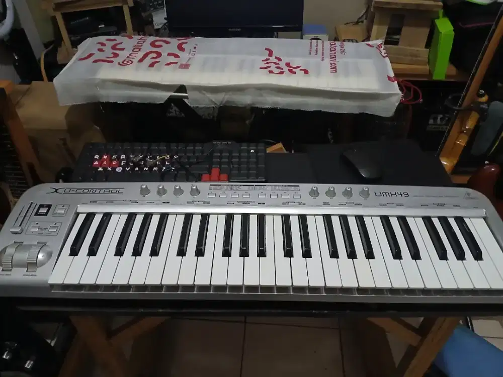 Keyboard controller Behringer Umx49