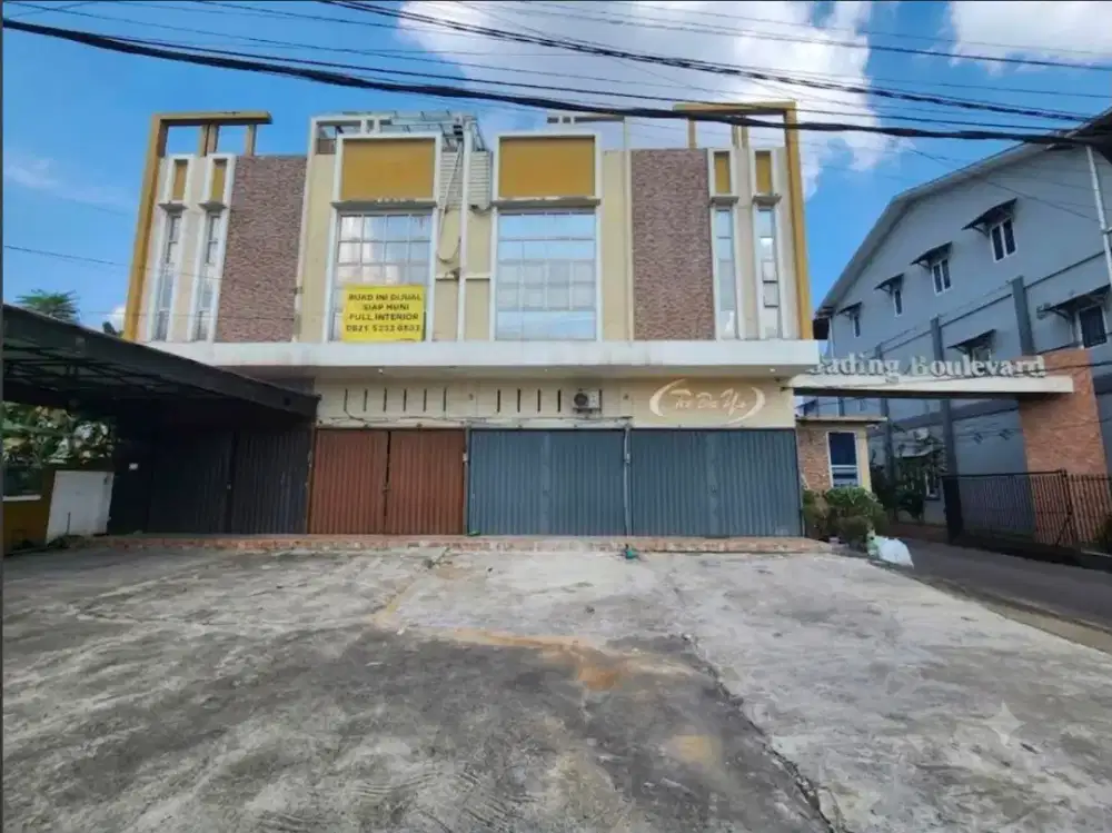 Ruko 3 lantai siap huni full interior. Jual murah