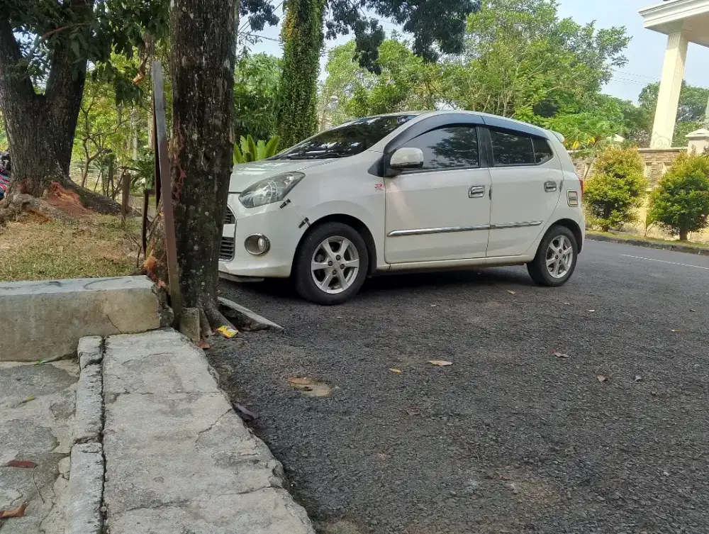 dijual mobil Daihatsu Ayla amatic tahun 2015