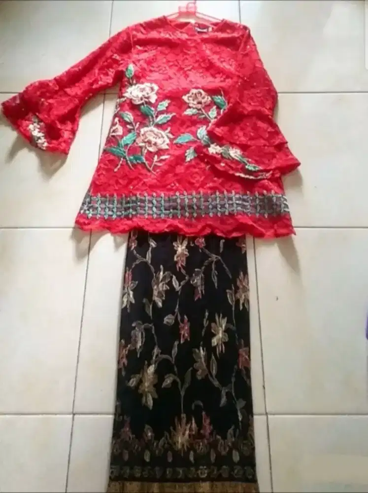 Setelan kebaya merah bordil elegan ~ sekali pakai