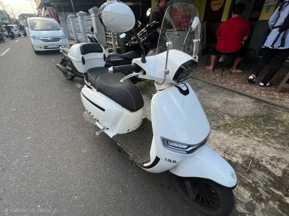 KEEWAY VERSILIA 150 PUTIH