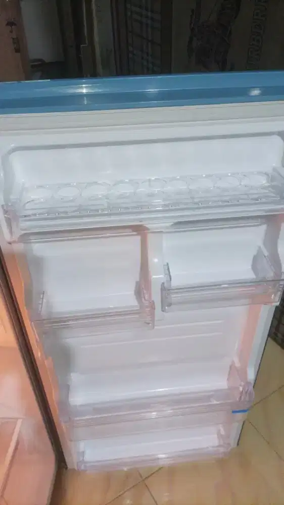 Lemari es 1 pintu merk Sharp tipe SJ-N182 masih mulus ada dusnya