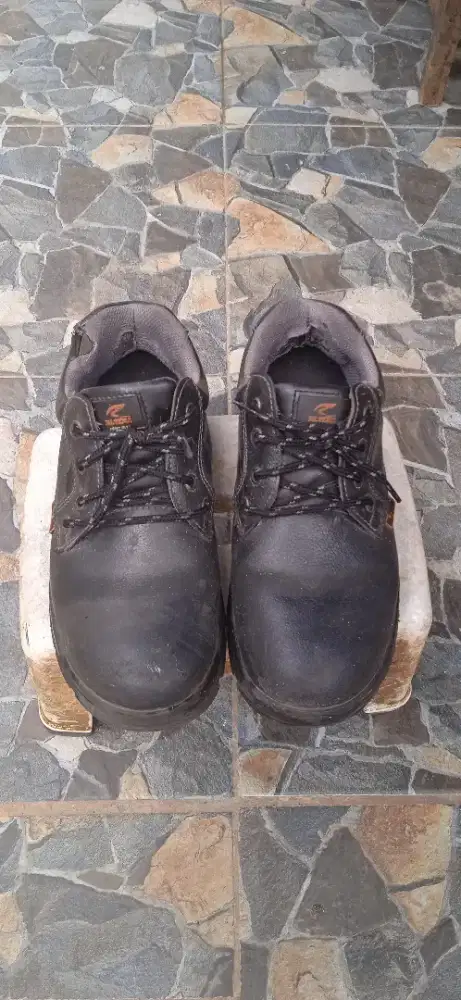 Sepatu safety no 39-40
