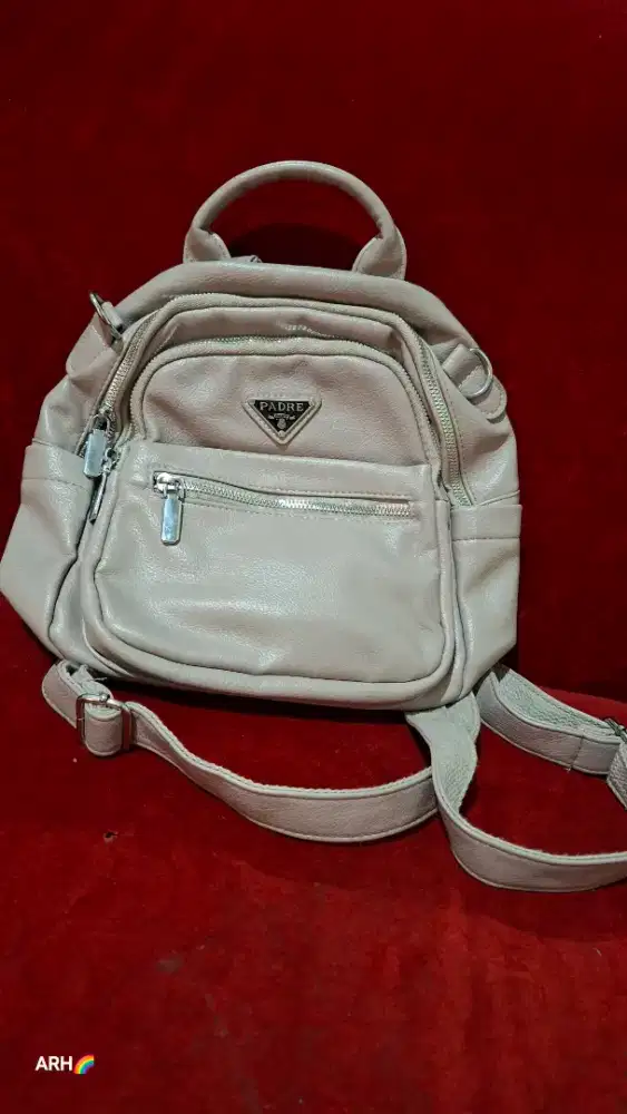 Preloved ...Tas kulit warna silver , bisa ransel bisa selempang