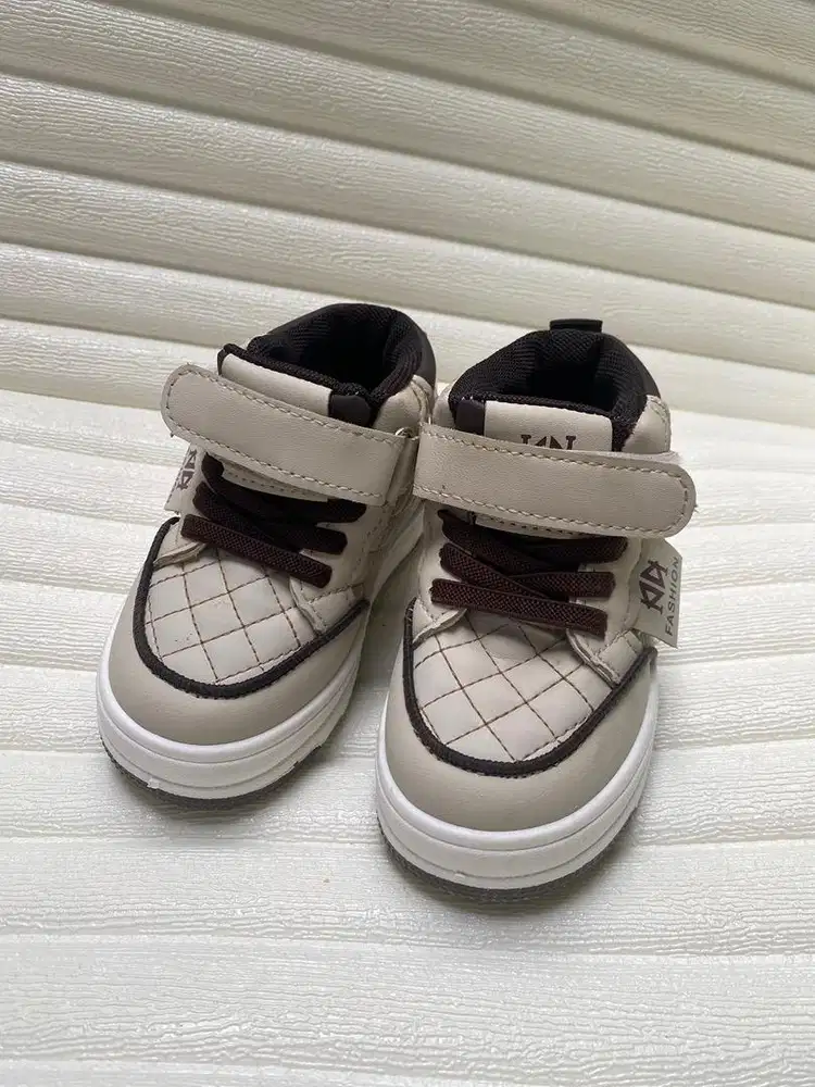 Sepatu anak laki laki