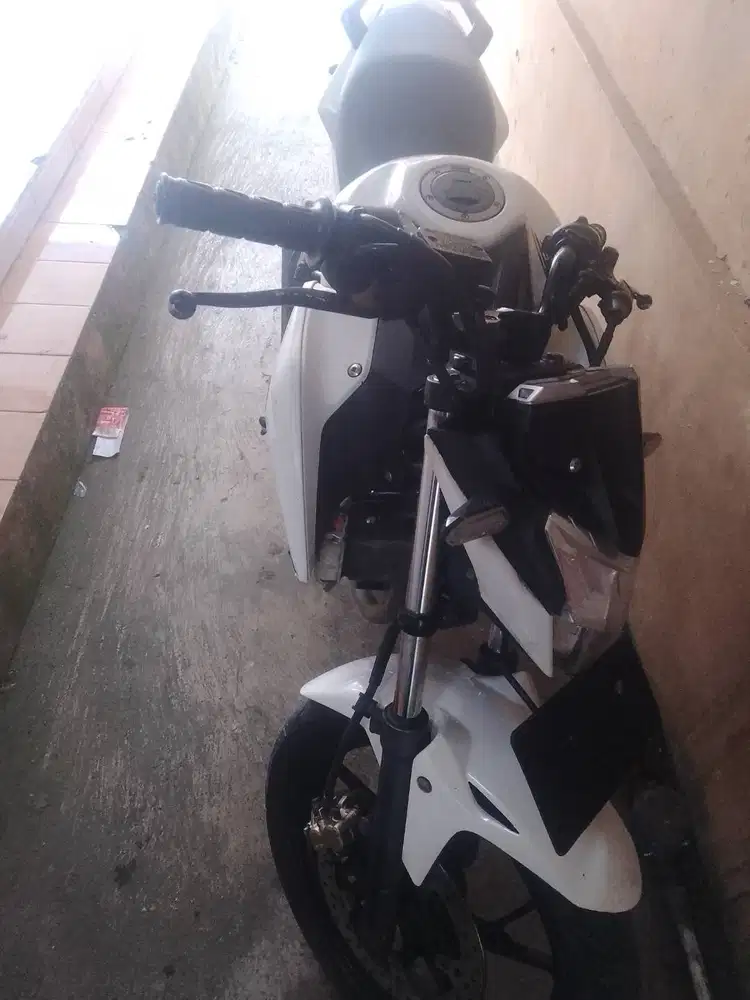Dijual cepat motor CB150R tahun 2016 plat w Gresik