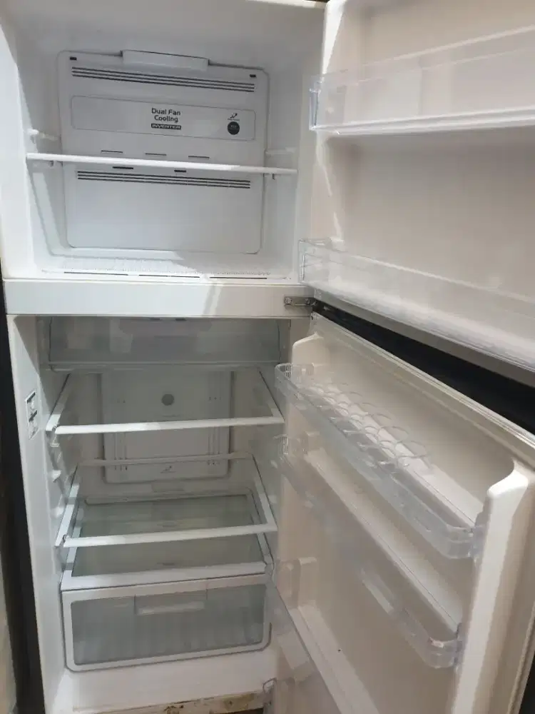 Kulkas hitachi 2 pintu yg jumbo.bisa muat banyak