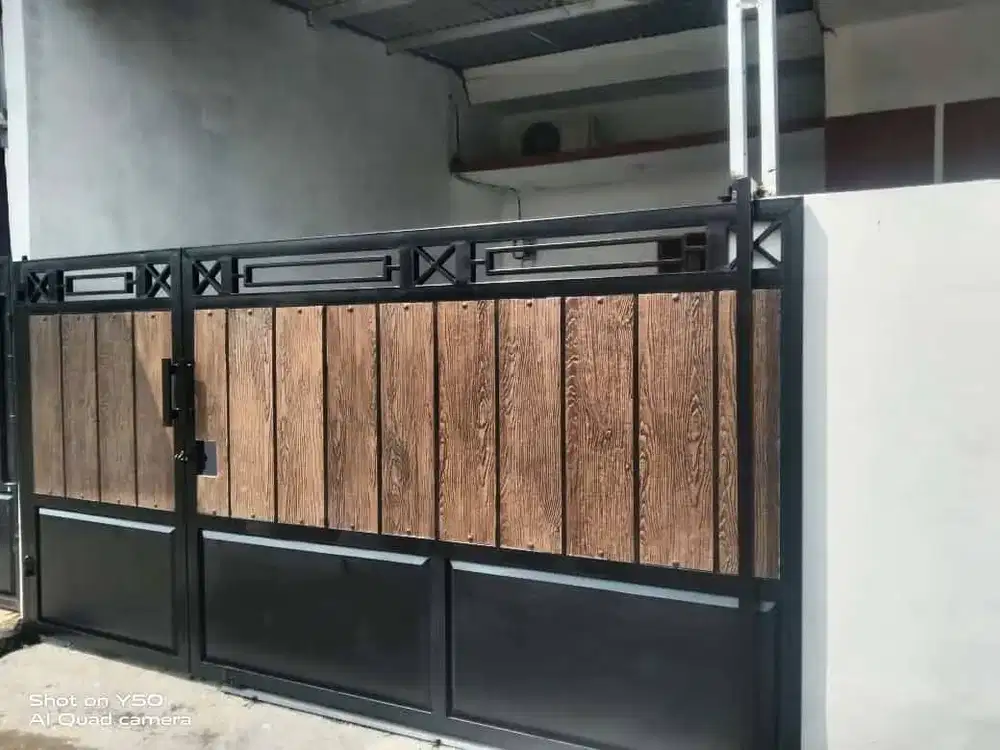 Pintu pagar dorong model woodplank