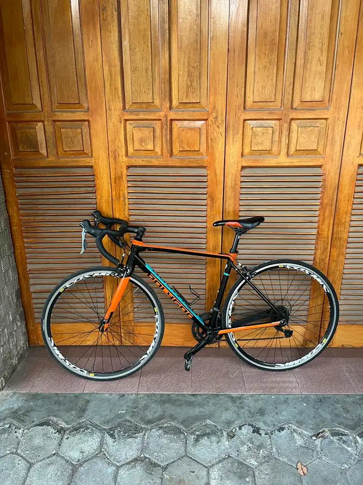 Roadbike sepeda Stratos s2