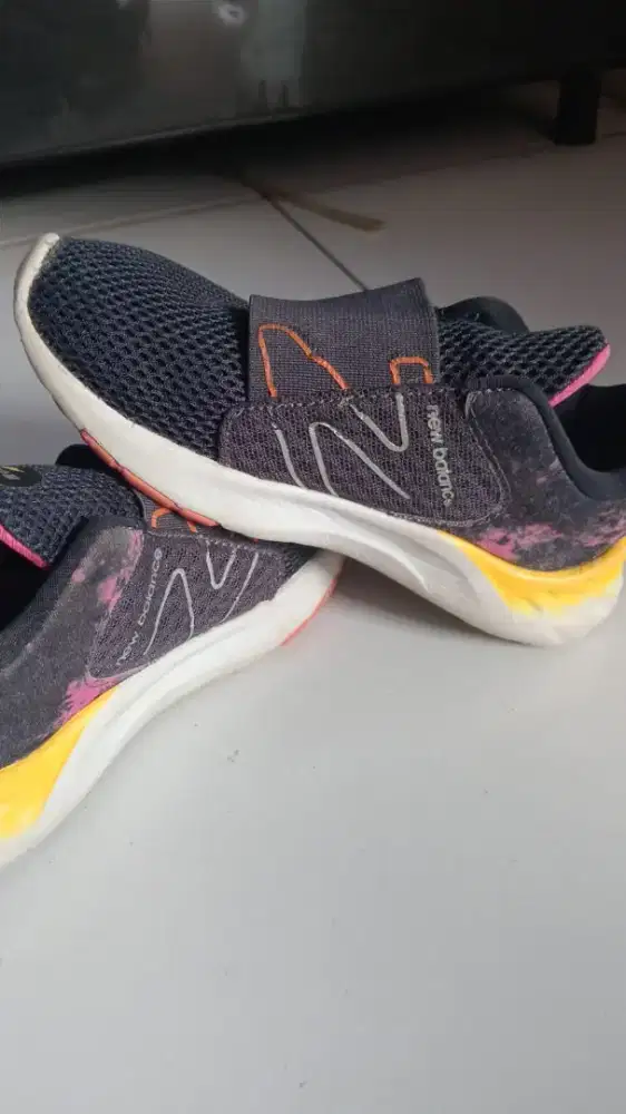 Sepatu anak New Balance