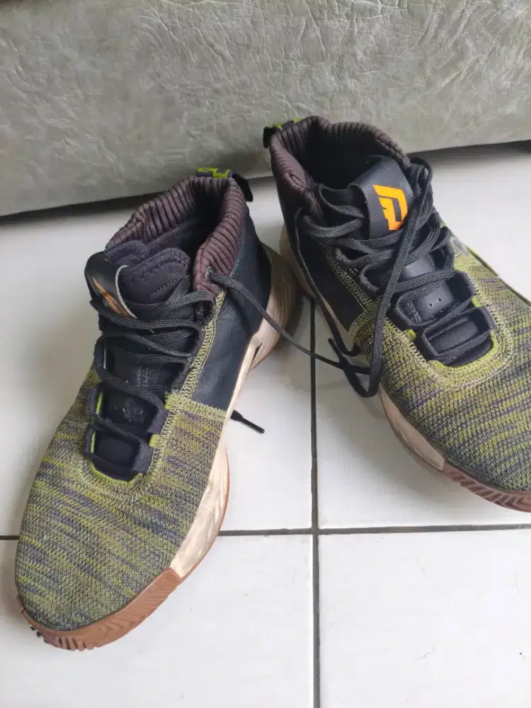 Sepatu basket Adidas Dame 5 second sesuai kondisi
