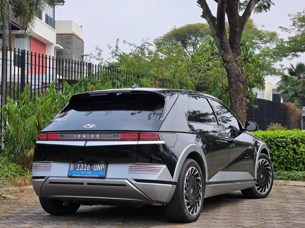 HYUNDAI IONIQ 5 SIGNATURE LONG RANGE 2023 HITAM ISTIMEWA KREDIT TDP.85
