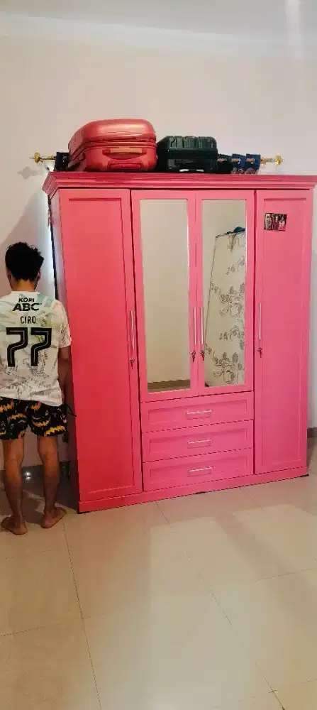 Lemari custom warna pink