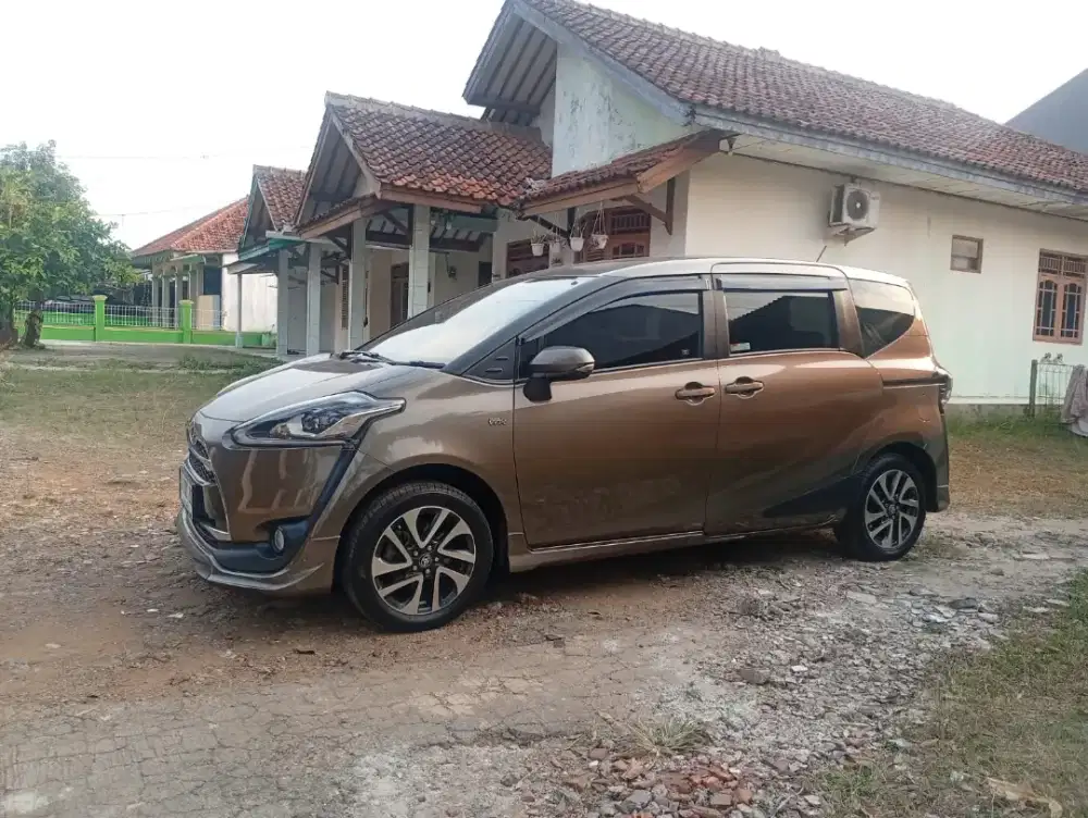 Toyota sienta Q  matic Tahun 2017 type tertinggi
