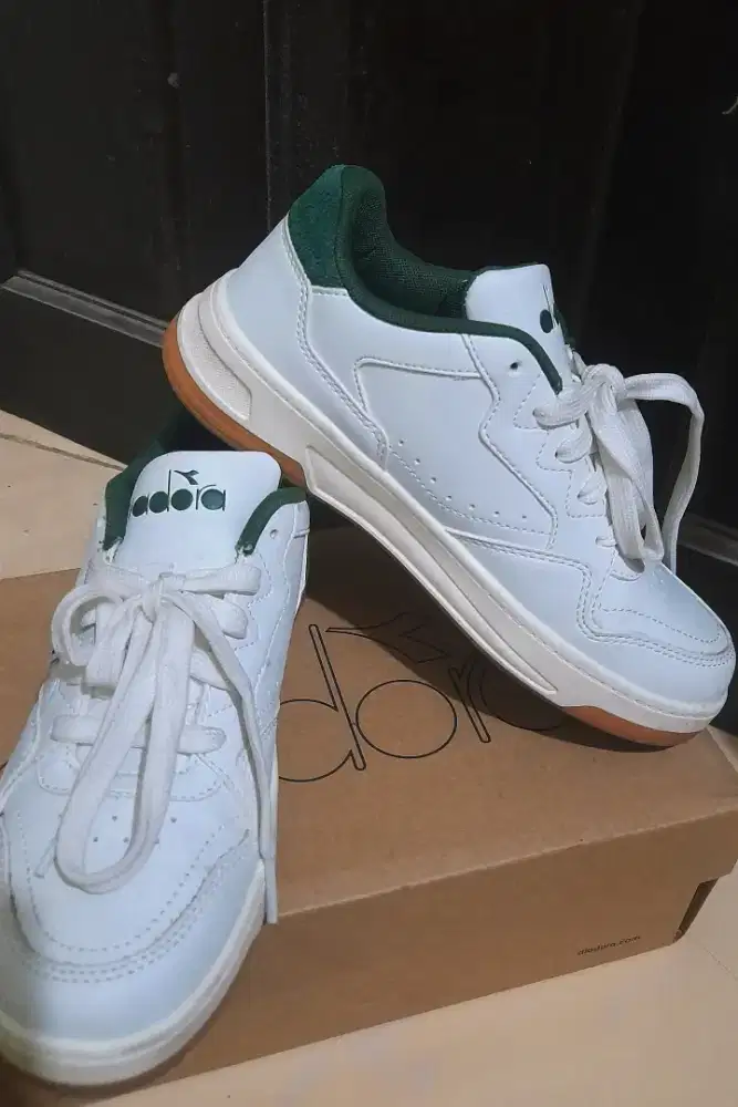 Sepatu Diadora Wanita
