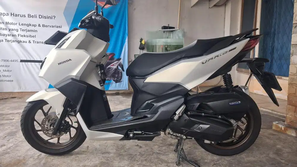 (B) Honda Vario 160 CBS ISS Tahun 2024
