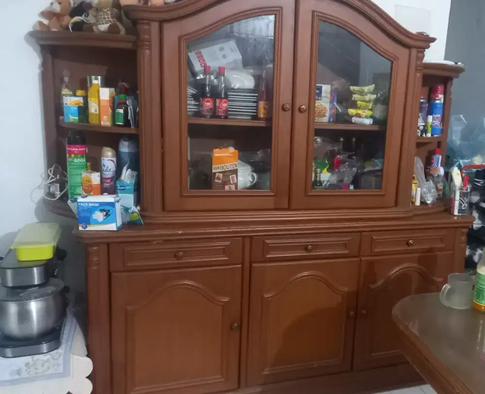 Lemari gantung dan meja