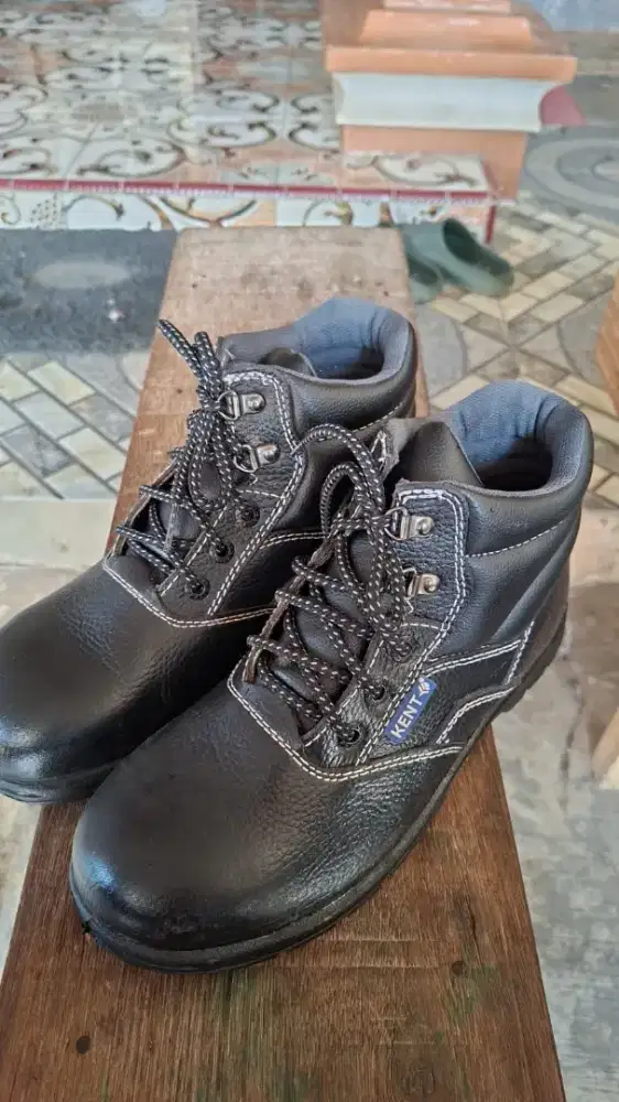 Sepatu safety kenta