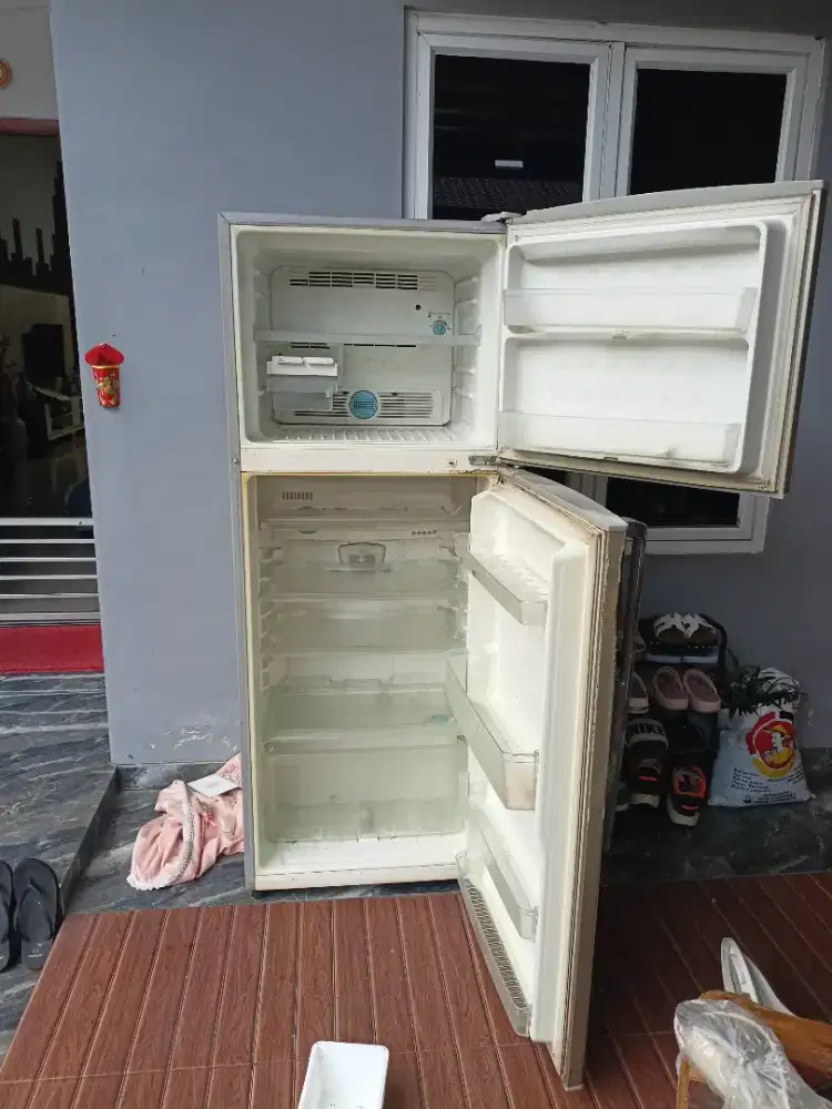 Kulkas 2 pintu merk Sharp