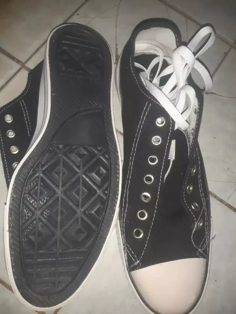 Sepatu sekolah ukuran 44 kecil