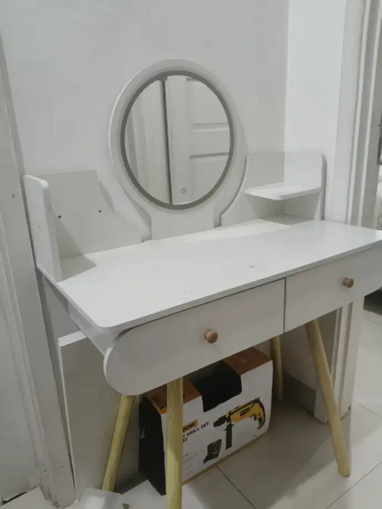 Meja Rias Bekas