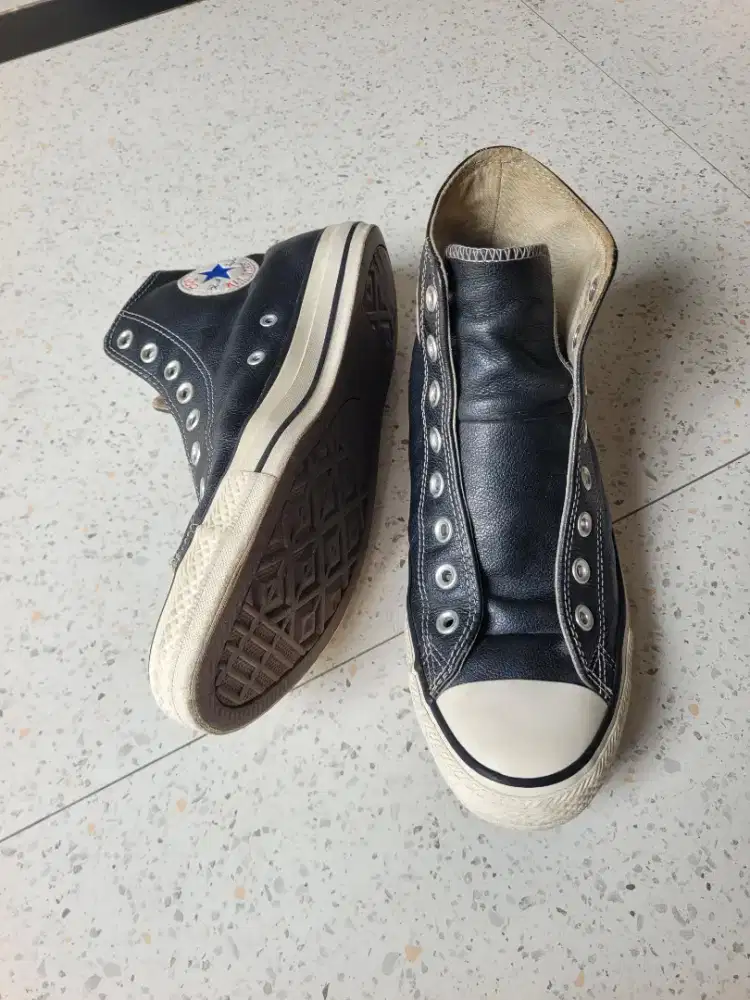 Sepatu Converse kulit