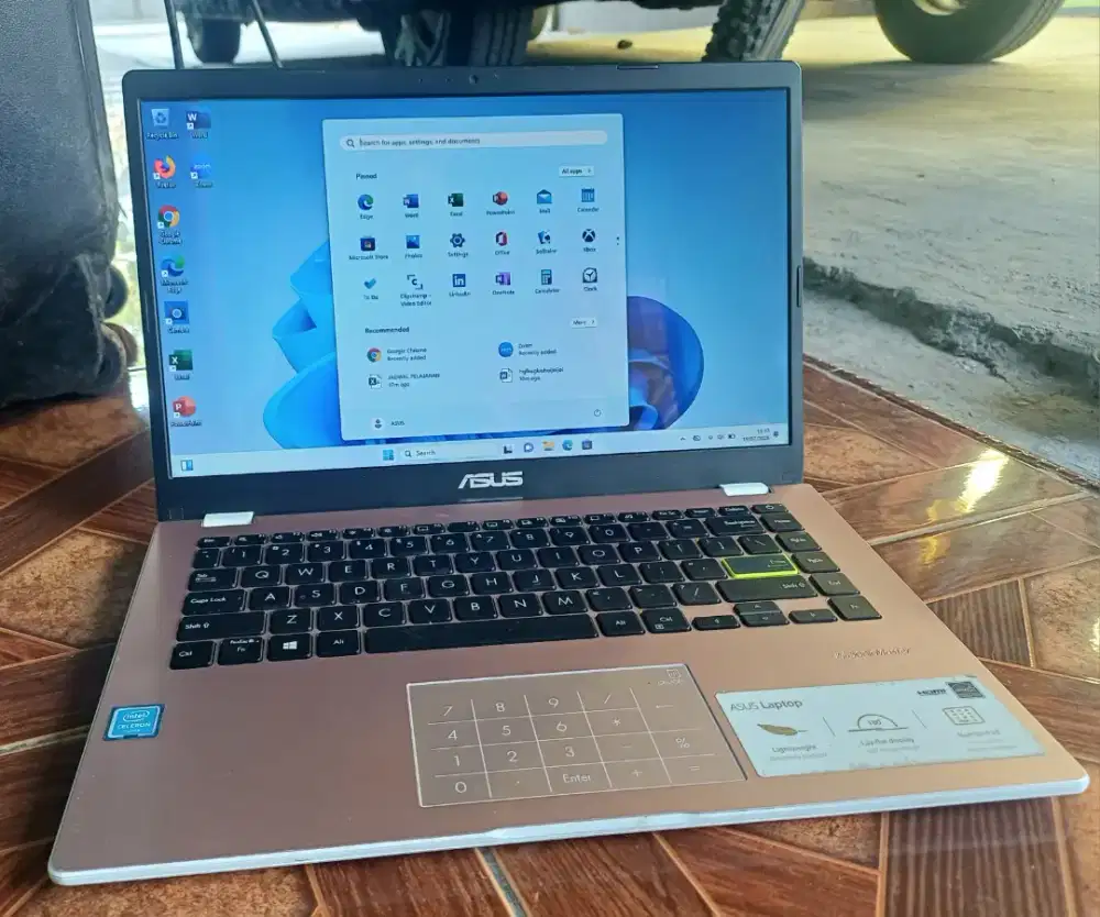 Laptop Asus E410M warna Ros pink