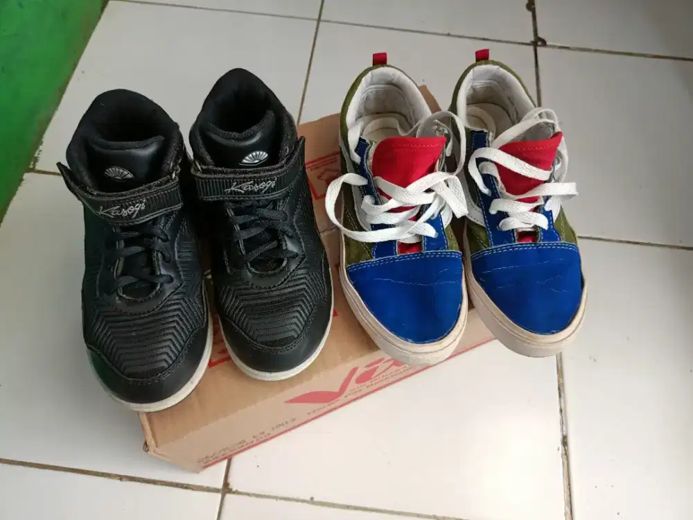 2 pasang sepatu bekas anak ukuran 33 - 35